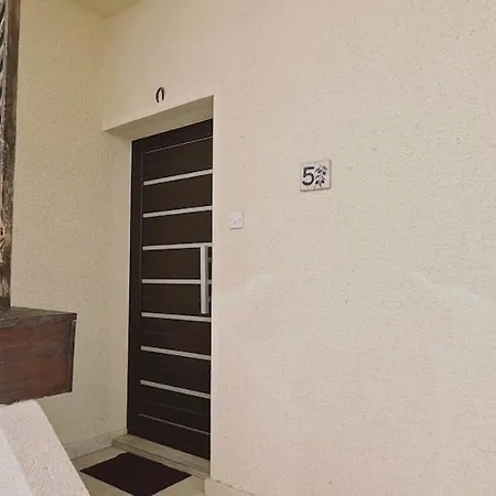 Garden Flat Lejlighed *